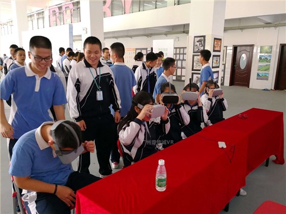 （VR安全教育——学生体验我司产品）